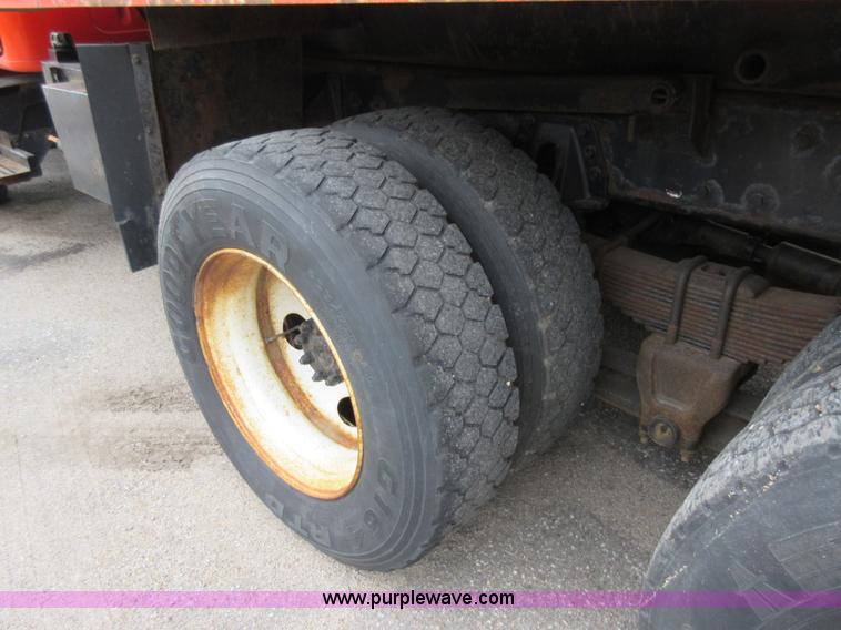 image for item L6387 1999 International 4900 dump truck