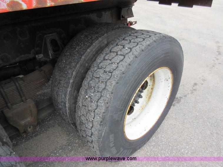 image for item L6387 1999 International 4900 dump truck