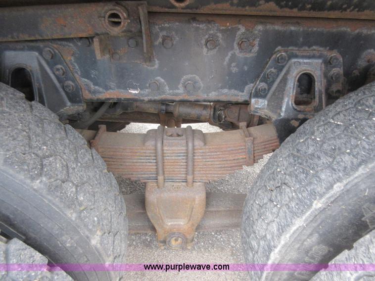 image for item L6387 1999 International 4900 dump truck