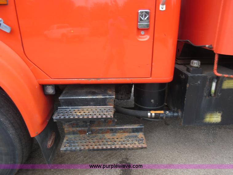 image for item L6387 1999 International 4900 dump truck