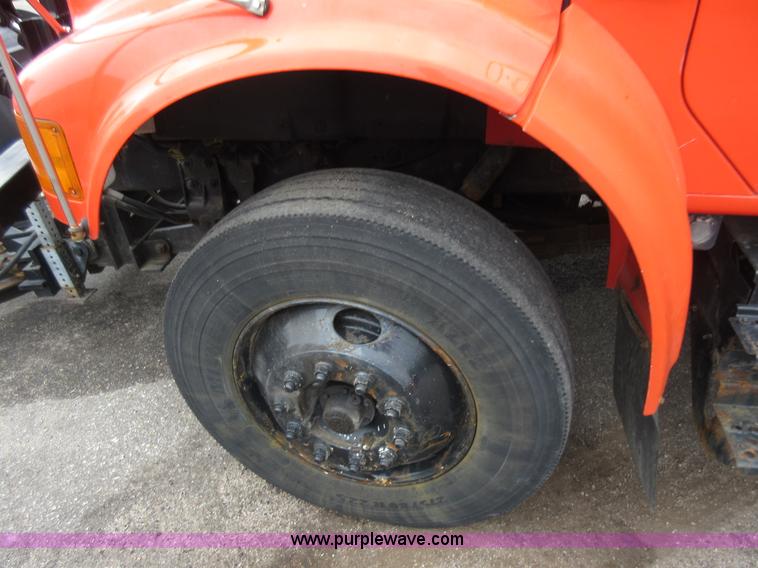 image for item L6387 1999 International 4900 dump truck