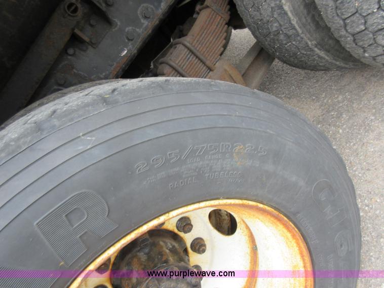 image for item L6387 1999 International 4900 dump truck