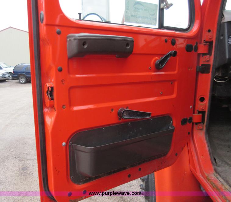 image for item L6387 1999 International 4900 dump truck