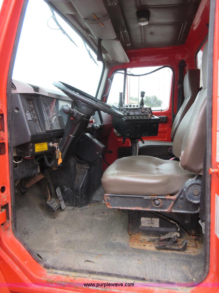 image for item L6387 1999 International 4900 dump truck