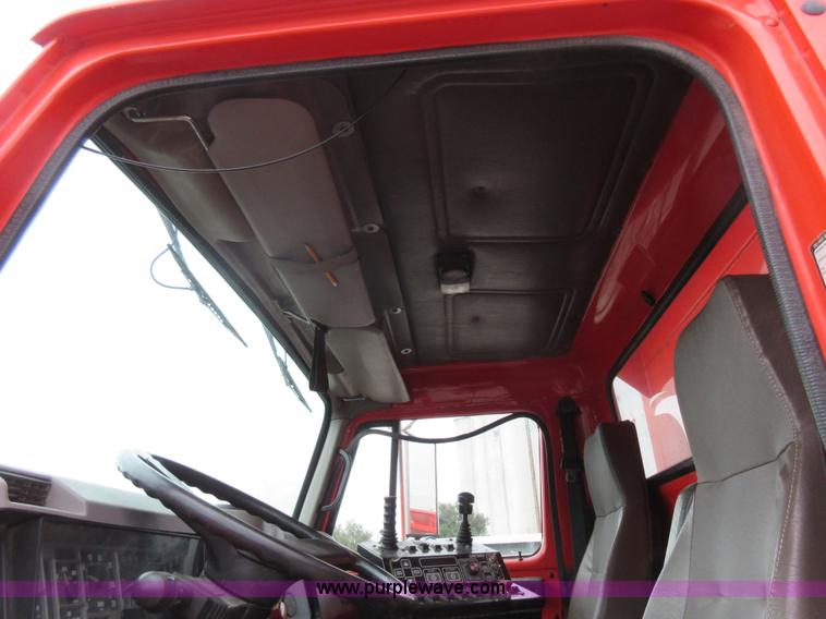 image for item L6387 1999 International 4900 dump truck