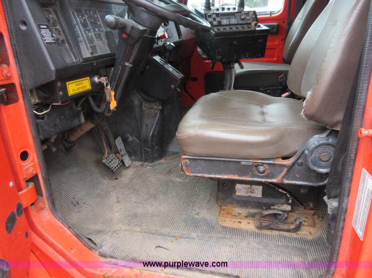 image for item L6387 1999 International 4900 dump truck