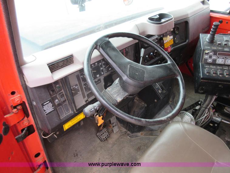 image for item L6387 1999 International 4900 dump truck