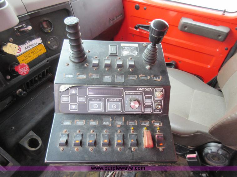 image for item L6387 1999 International 4900 dump truck