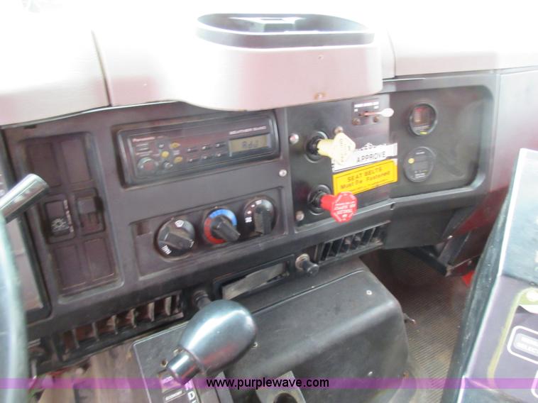 image for item L6387 1999 International 4900 dump truck