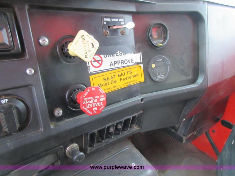 image for item L6387 1999 International 4900 dump truck