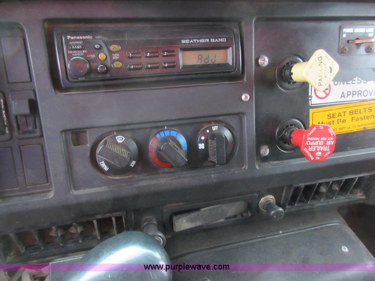 image for item L6387 1999 International 4900 dump truck