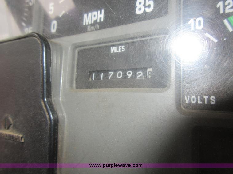 image for item L6387 1999 International 4900 dump truck