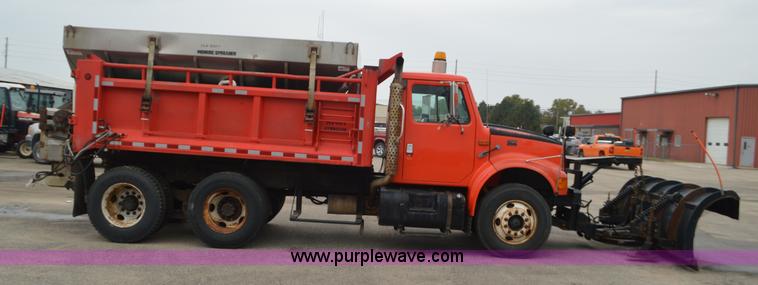 image for item L6388 1999 International 4900 dump truck