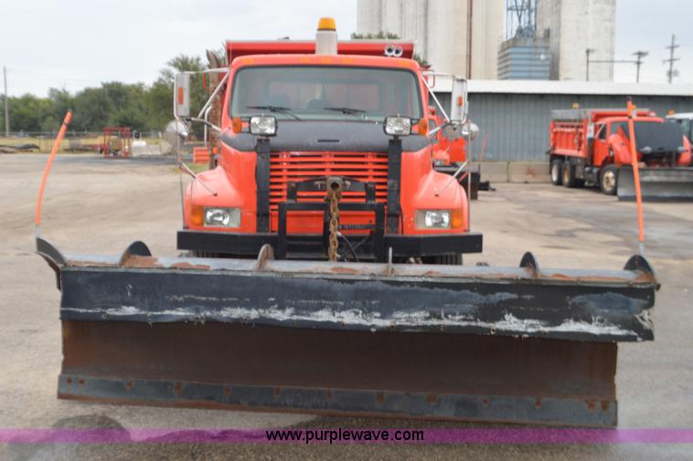 image for item L6388 1999 International 4900 dump truck