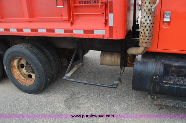 image for item L6388 1999 International 4900 dump truck