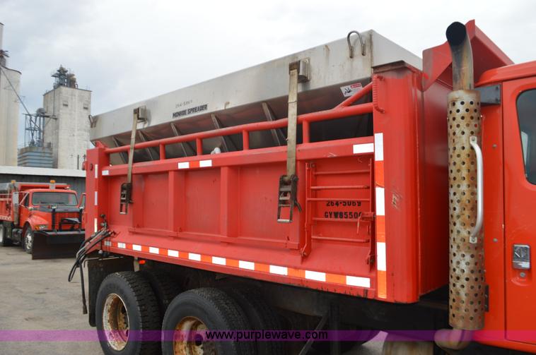 image for item L6388 1999 International 4900 dump truck