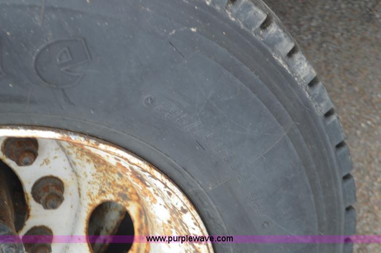 image for item L6388 1999 International 4900 dump truck