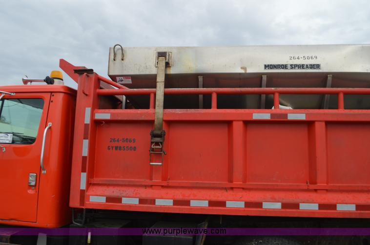 image for item L6388 1999 International 4900 dump truck