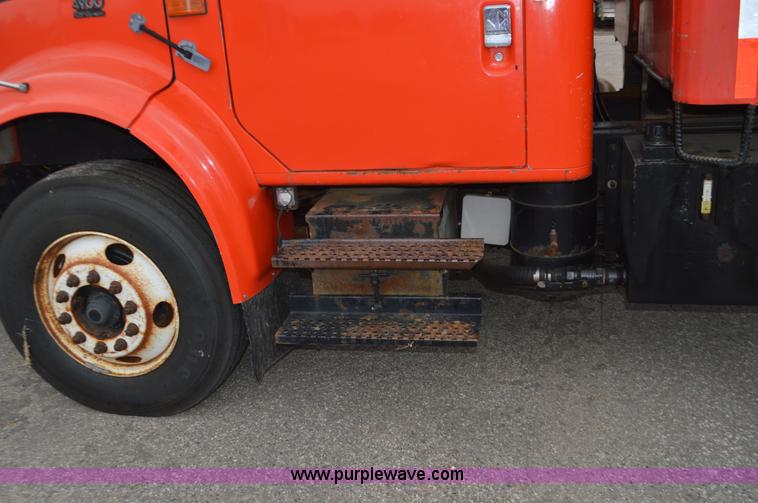 image for item L6388 1999 International 4900 dump truck