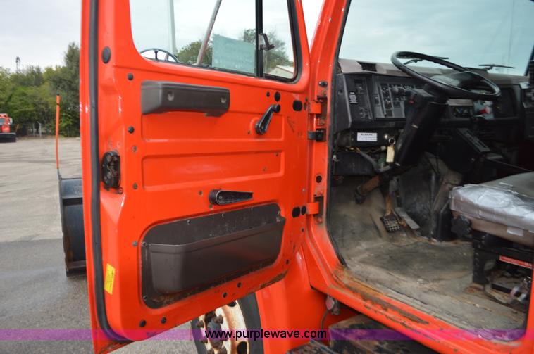 image for item L6388 1999 International 4900 dump truck