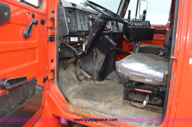 image for item L6388 1999 International 4900 dump truck