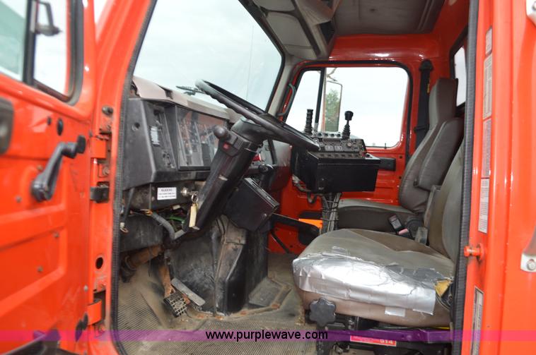 image for item L6388 1999 International 4900 dump truck