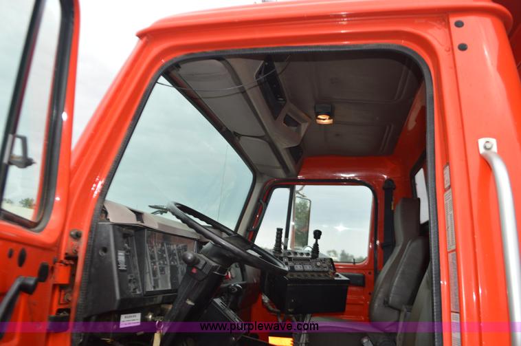 image for item L6388 1999 International 4900 dump truck