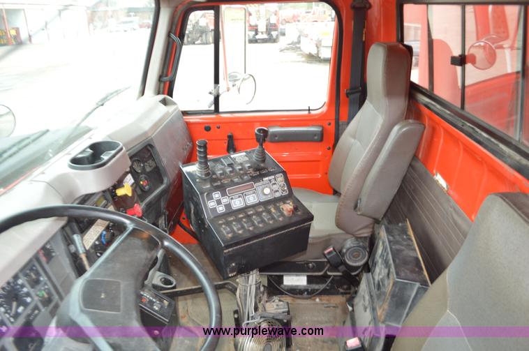 image for item L6388 1999 International 4900 dump truck