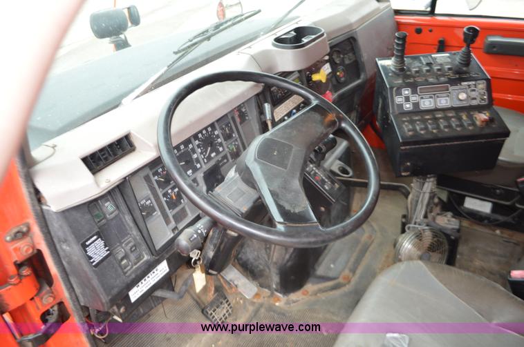 image for item L6388 1999 International 4900 dump truck