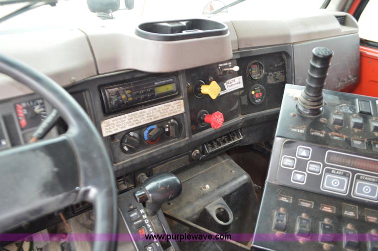 image for item L6388 1999 International 4900 dump truck