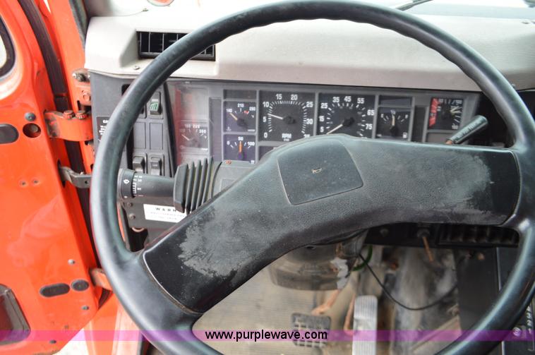 image for item L6388 1999 International 4900 dump truck