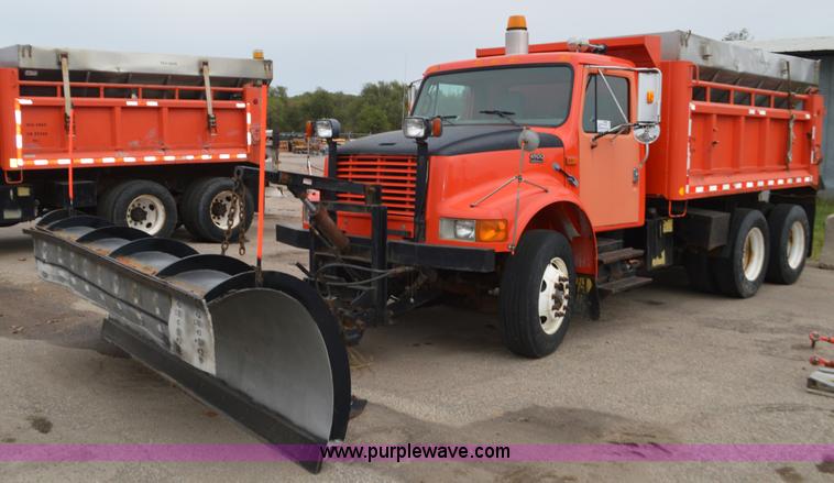 image for item L6390 1999 International 4900 dump truck