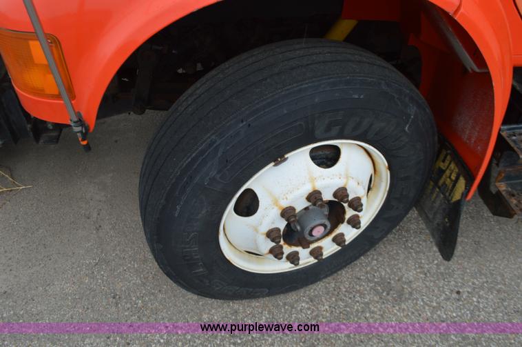 image for item L6390 1999 International 4900 dump truck