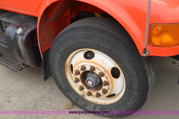 image for item L6390 1999 International 4900 dump truck