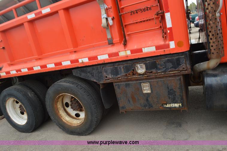 image for item L6390 1999 International 4900 dump truck