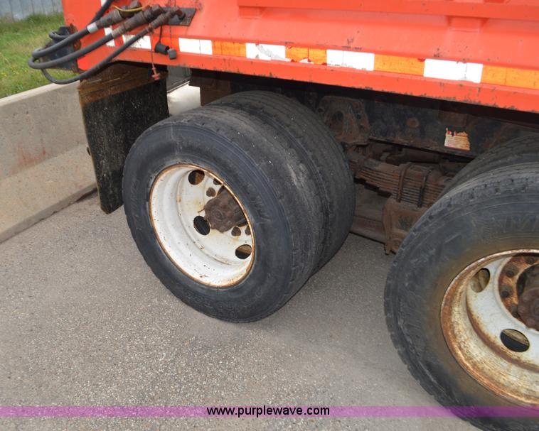 image for item L6390 1999 International 4900 dump truck