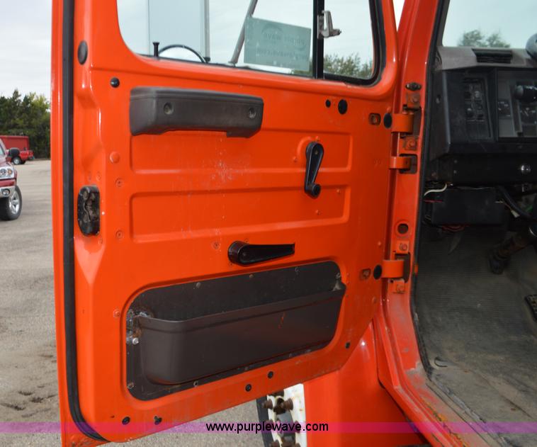 image for item L6390 1999 International 4900 dump truck