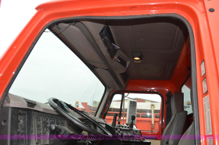 image for item L6390 1999 International 4900 dump truck