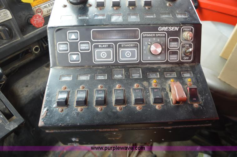 image for item L6390 1999 International 4900 dump truck