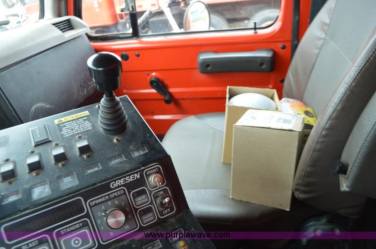 image for item L6390 1999 International 4900 dump truck