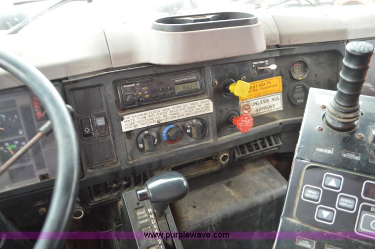 image for item L6390 1999 International 4900 dump truck