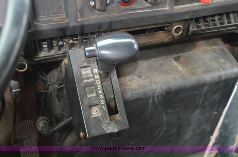 image for item L6390 1999 International 4900 dump truck