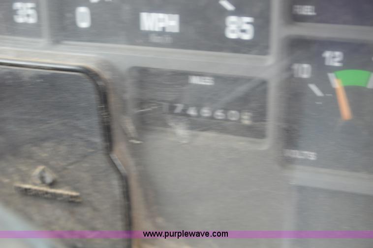 image for item L6390 1999 International 4900 dump truck