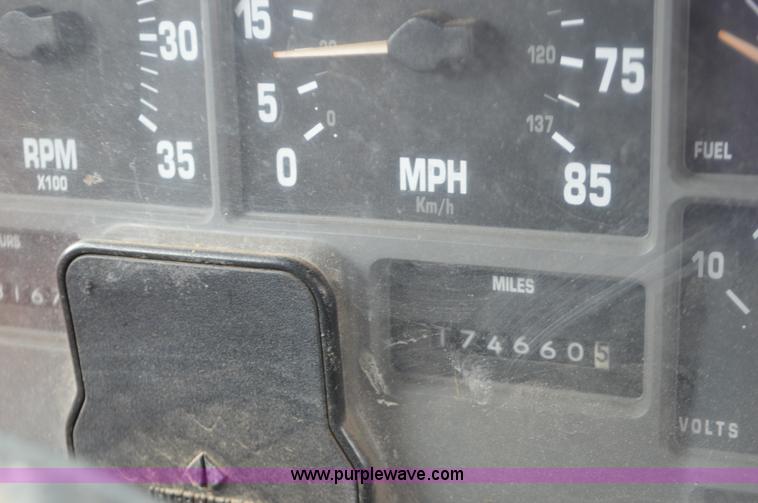 image for item L6390 1999 International 4900 dump truck