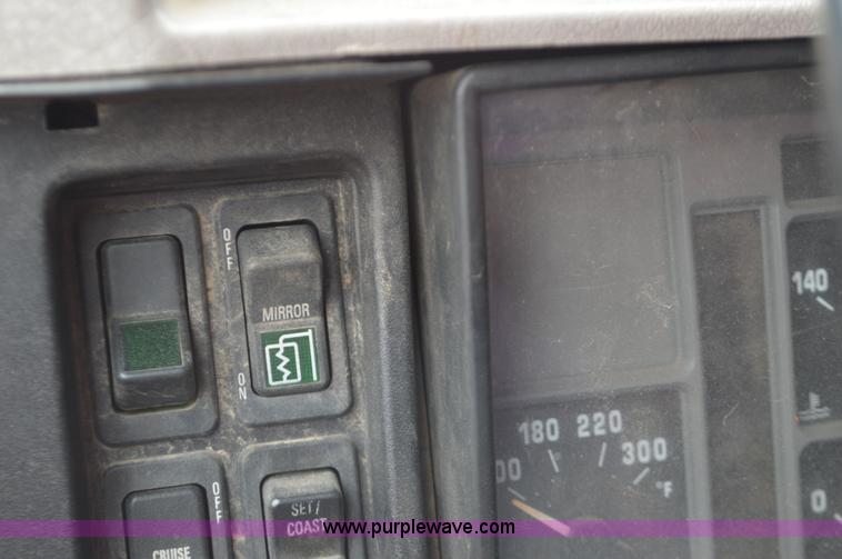 image for item L6390 1999 International 4900 dump truck