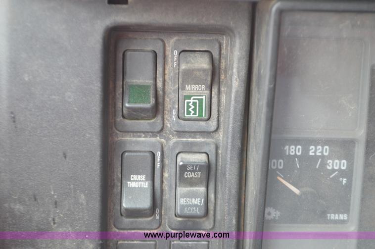 image for item L6390 1999 International 4900 dump truck
