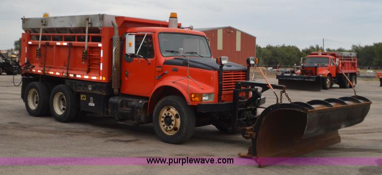 image for item L6391 1999 International 4900 dump truck