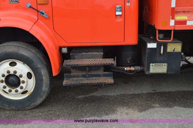 image for item L6391 1999 International 4900 dump truck