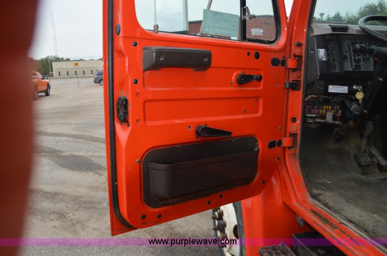 image for item L6391 1999 International 4900 dump truck