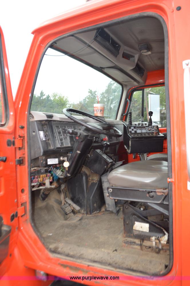 image for item L6391 1999 International 4900 dump truck